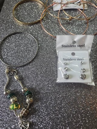Box oltre 30 pezzi Gioielli : Orecchini, Bracciali