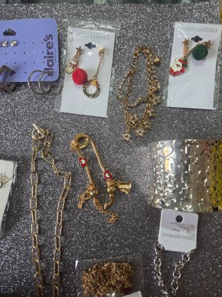Box oltre 30 pezzi Gioielli : Orecchini, Bracciali