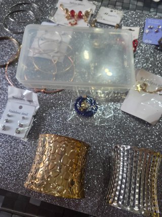 Box oltre 30 pezzi Gioielli : Orecchini, Bracciali
