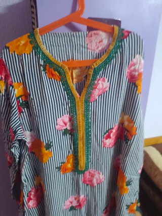 Vestido floral rosa con capucha
