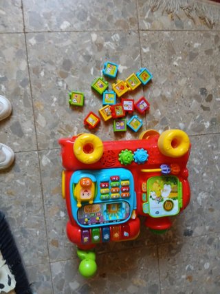 Tren de juguete VTech con piezas
