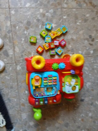 Tren de juguete VTech con piezas