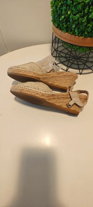 Alpargatas Beige y Doradas Talla 40