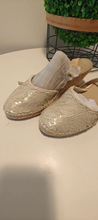 Alpargatas Beige y Doradas Talla 40