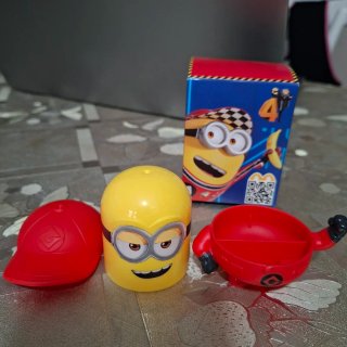 Juguete Minion con gorra roja