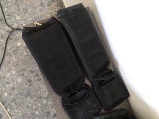 Espinilleras Venum Tubulares Negras Doradas