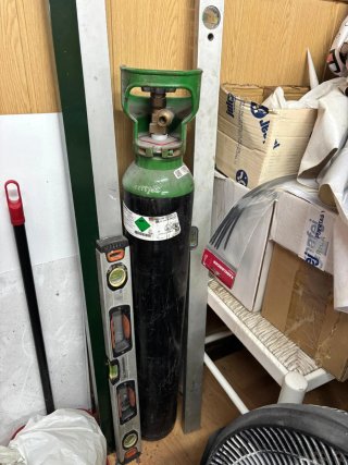 Regulador Praxair CO2/Ar, manómetro y botella 8L