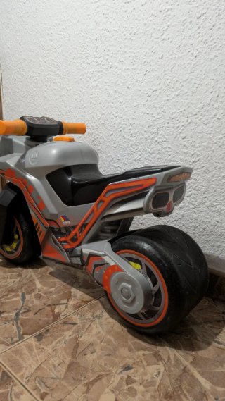 Moto infantil gris y naranja