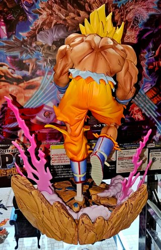 Goku Super Saiyan Figure 27cm