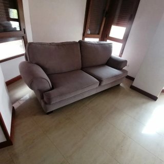 Sofá de tela gris