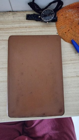 Kindle D01100 4ª Gen con funda y luz.