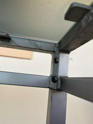 Tavolo da esterno in vetro e metallo