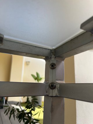 Tavolo da esterno in vetro e metallo