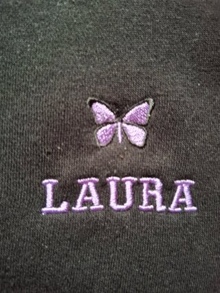 Sudadera negra personalizada con mariposa y nombre
