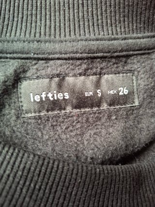 Sudadera negra personalizada con mariposa y nombre