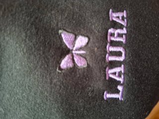 Sudadera negra personalizada con mariposa y nombre