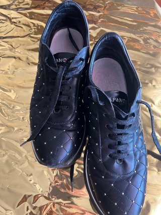 Zapatos negros acolchados con tachuelas cafe noir