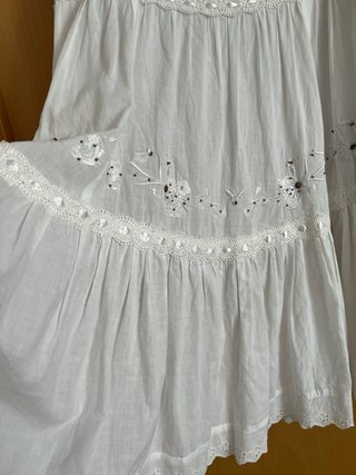 Falda blanca bordada y con pedrería