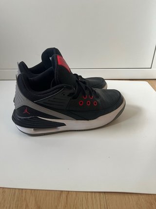 Zapatillas Jordan Max Aura 5 Negras Rojas