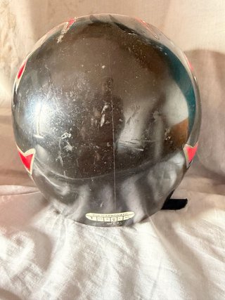 Casco de moto antiguo con diseño