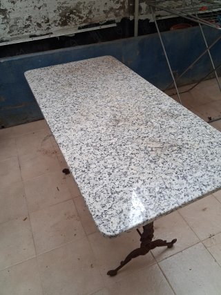 Mesa granito y patas hierro forjado