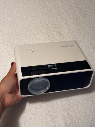 Proyector Elephas con adaptador hdmi a usb-c