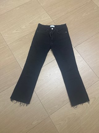 Pantalón vaquero negro desgastado