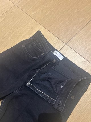 Pantalón vaquero negro desgastado