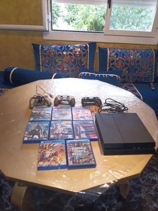 PS4 (PlayStation 4) Negra + 3 Mandos + 8 Juegos