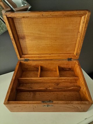 Caja "Modernista" en madera, con asa de metal