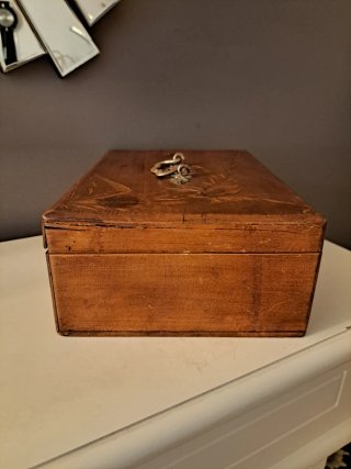 Caja "Modernista" en madera, con asa de metal