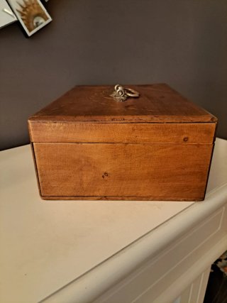 Caja "Modernista" en madera, con asa de metal