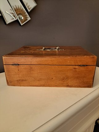 Caja "Modernista" en madera, con asa de metal