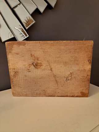 Caja "Modernista" en madera, con asa de metal