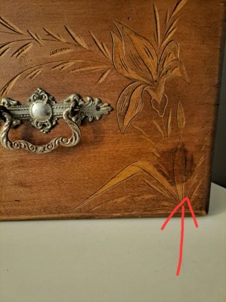 Caja "Modernista" en madera, con asa de metal