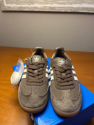 Adidas estilo clásico con suela gum