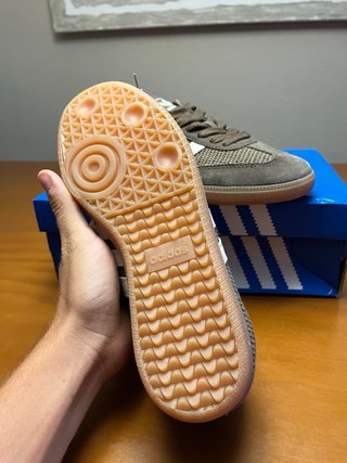 Adidas estilo clásico con suela gum