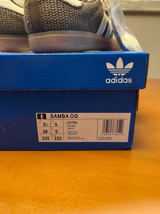 Adidas estilo clásico con suela gum