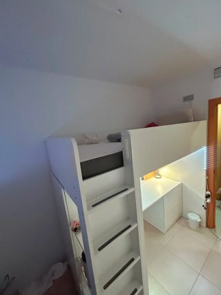 Litera Ikea con escritorio y armario