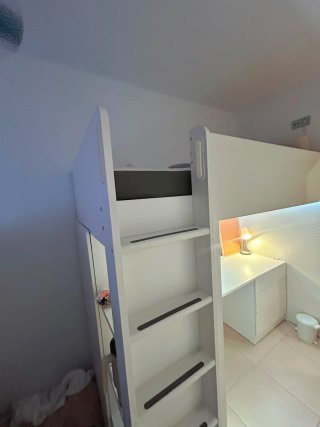Litera Ikea con escritorio y armario