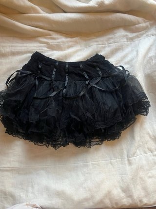Falda gótica negra con volantes