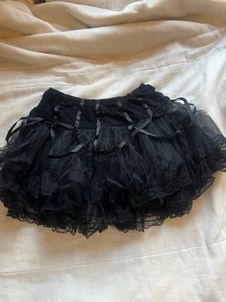 Falda gótica negra con volantes