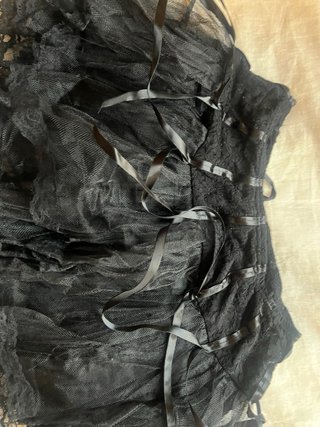 Falda gótica negra con volantes