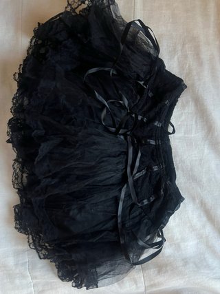Falda gótica negra con volantes