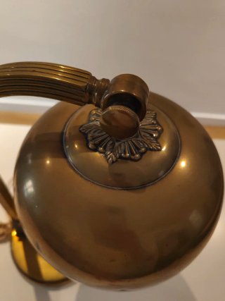 Lámpara de escritorio dorada vintage. Atrezzo
