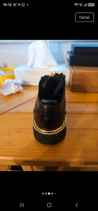 Zapatos Geox Negros con Detalles Dorados