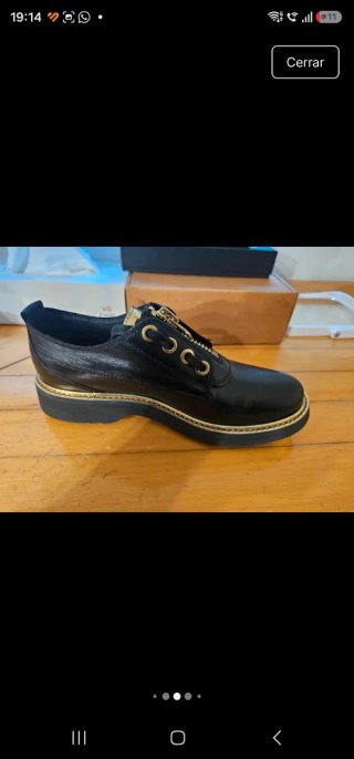Zapatos Geox Negros con Detalles Dorados