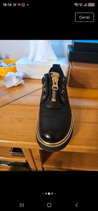 Zapatos Geox Negros con Detalles Dorados