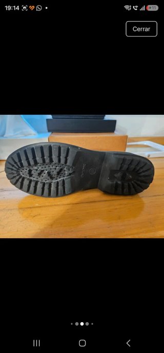 Zapatos Geox Negros con Detalles Dorados