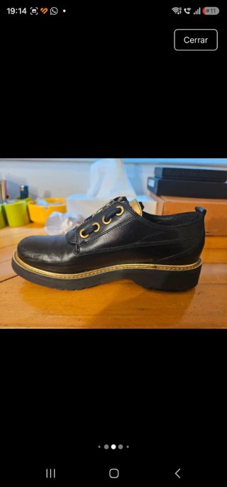 Zapatos Geox Negros con Detalles Dorados